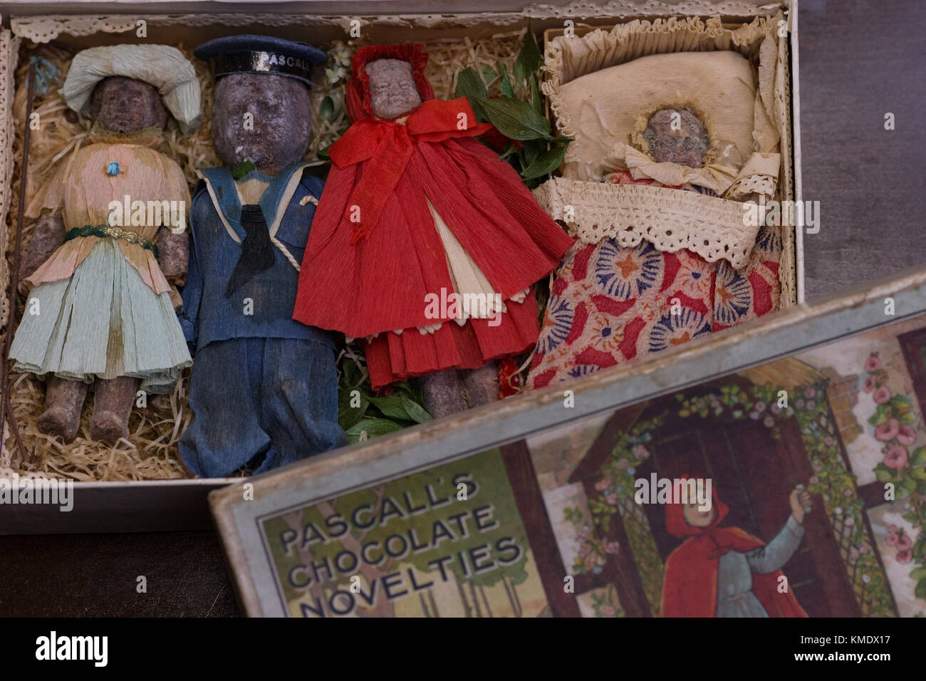 Une vieille boîte de chocolats avec un Pascall Little Red Riding Hood thème qui est vendu à l'enchère à décembre Hansons Auctioneers, à Derby. Les chocolats appartenait à Eileen Paton, qui est né à Londres en 1907, et ont été offert comme cadeau de Noël autour de 1911-1915. Banque D'Images