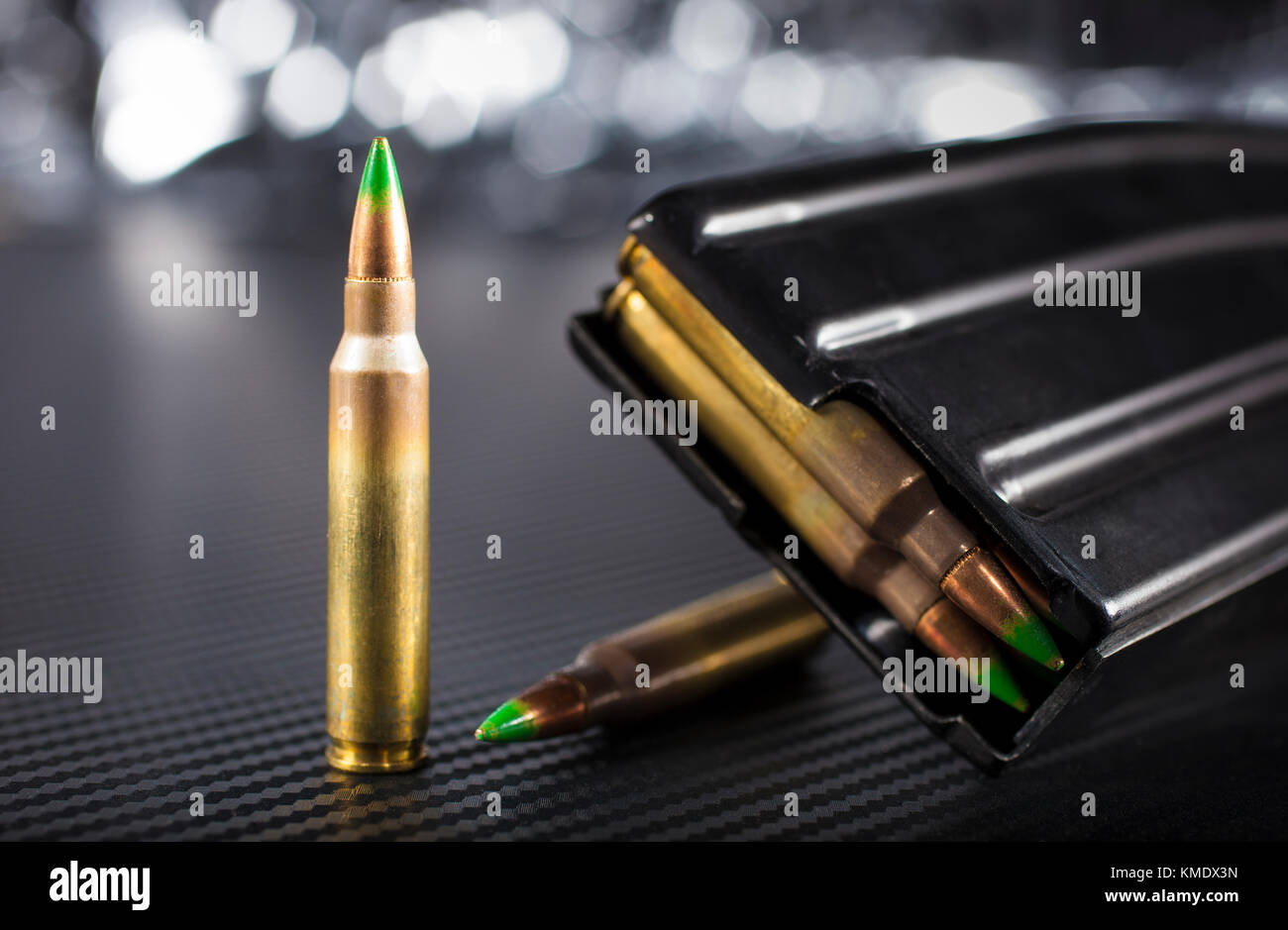 Munitions pour un AR-15 et un magazine pour le fusil en acier Banque D'Images