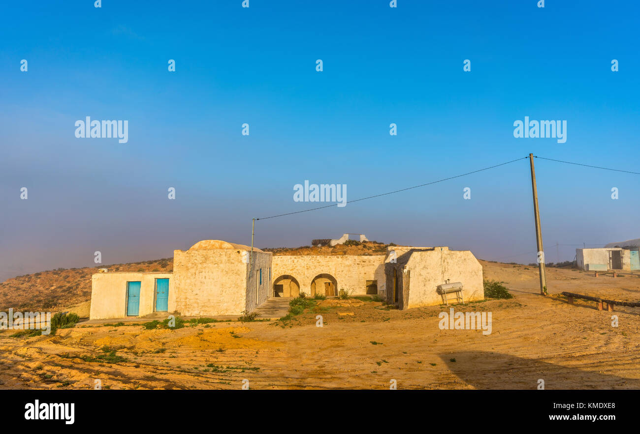 Maison typiquement berbère dans la campagne tunisienne à tataouine Banque D'Images