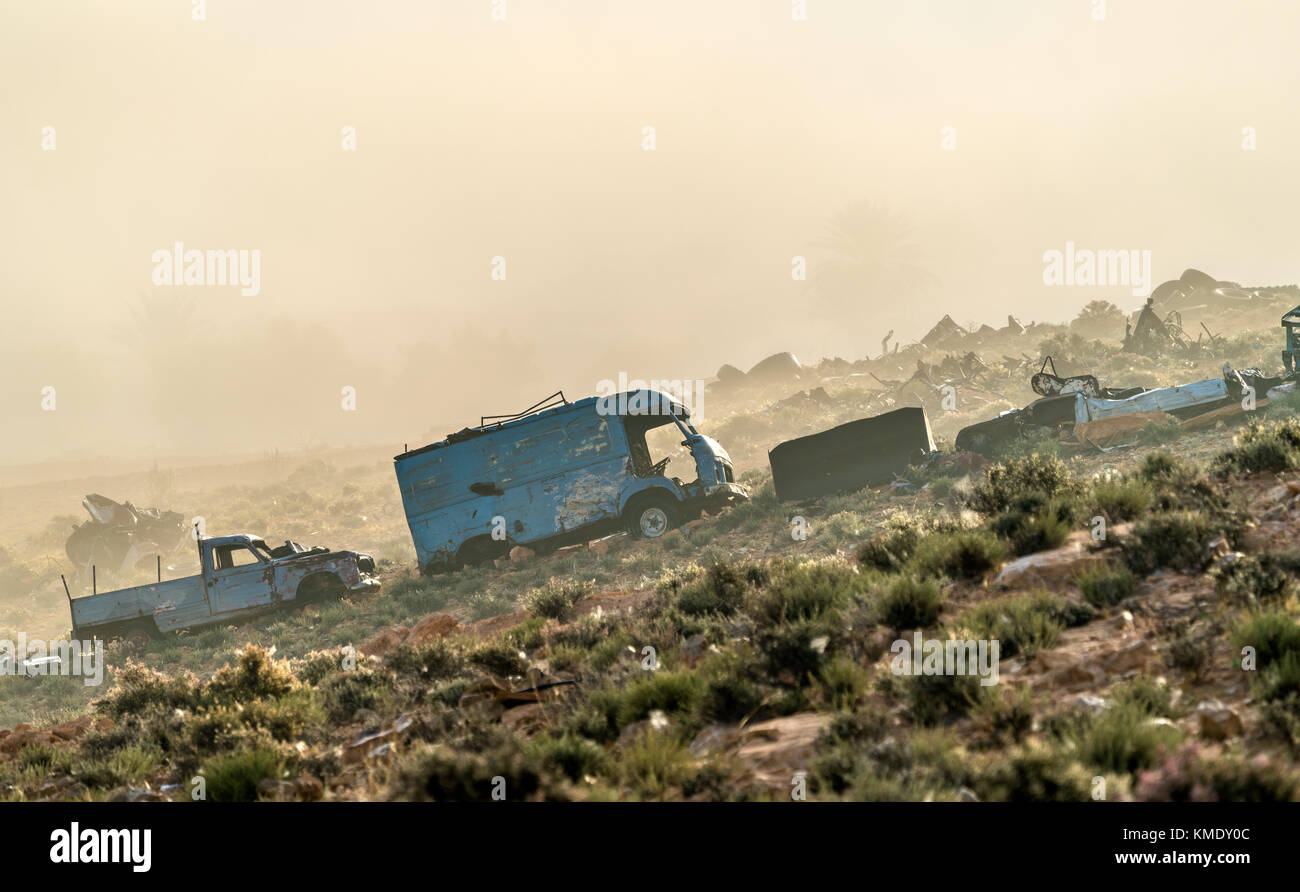 Répartis dans les wagons rouillés abandonnés campagne tunisiennes de Tataouine, l'Afrique du Nord. Banque D'Images