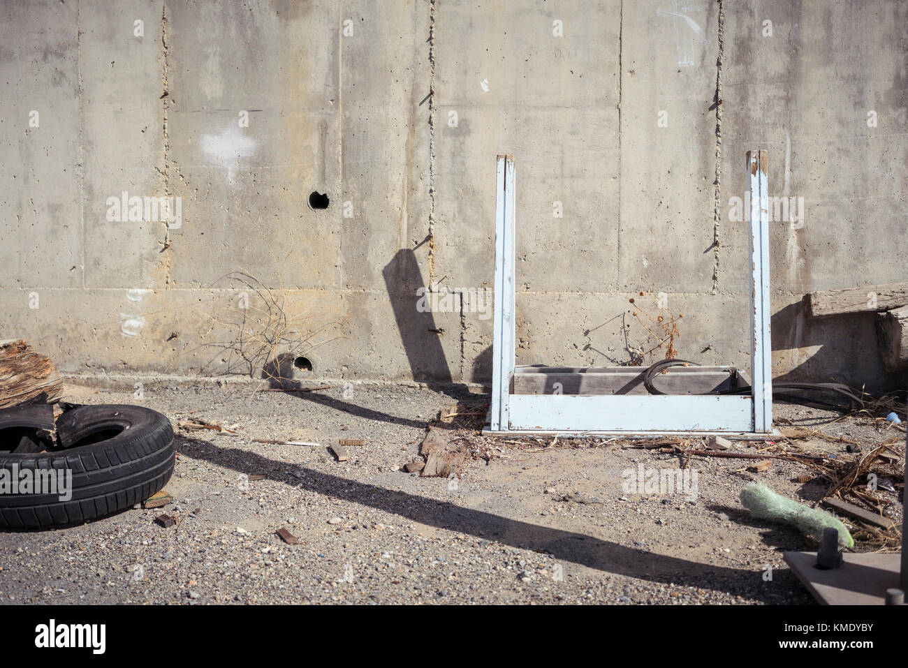 Ancien tableau blanc et les ordures dans la rue Banque D'Images