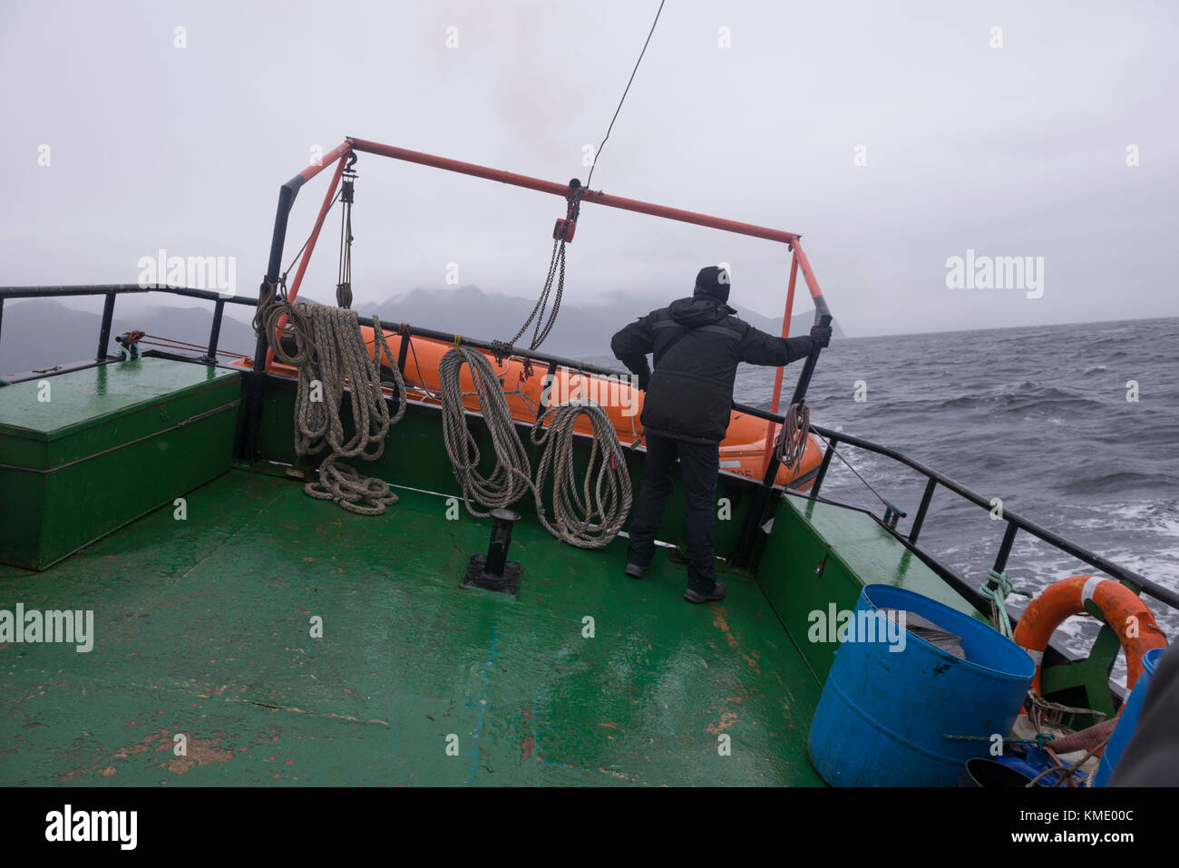 Bateau naviguant sur par le détroit de Magellan en grosse mer Banque D'Images