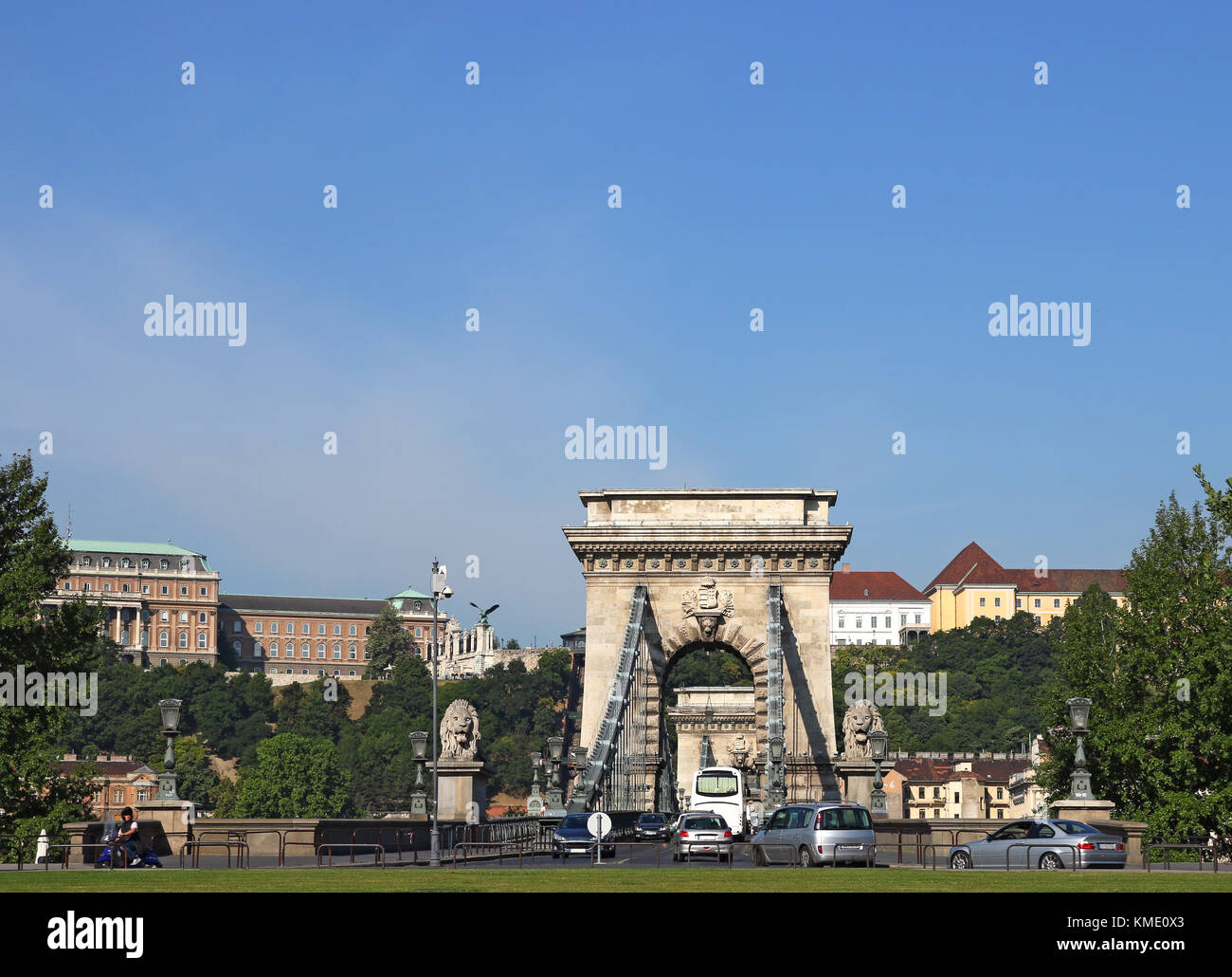 Le trafic sur le pont à chaînes Budapest Hongrie Banque D'Images