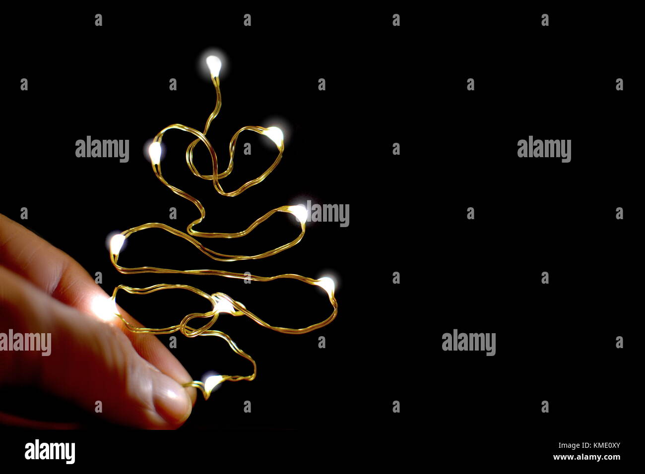 Une main humaine est titulaire d'un petit sapin noël Banque D'Images