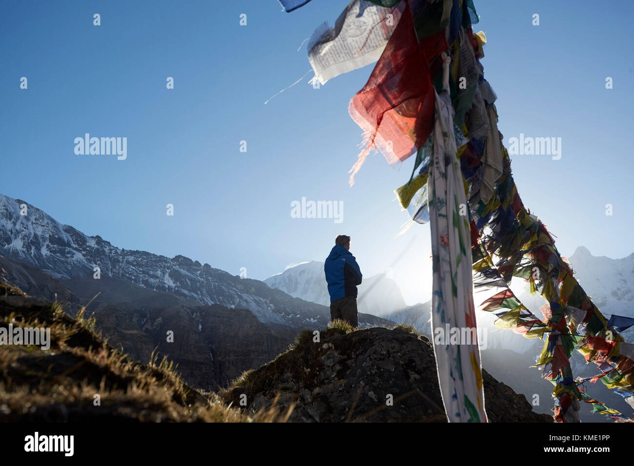 Les drapeaux de prières dans l'Himalaya népalais Banque D'Images