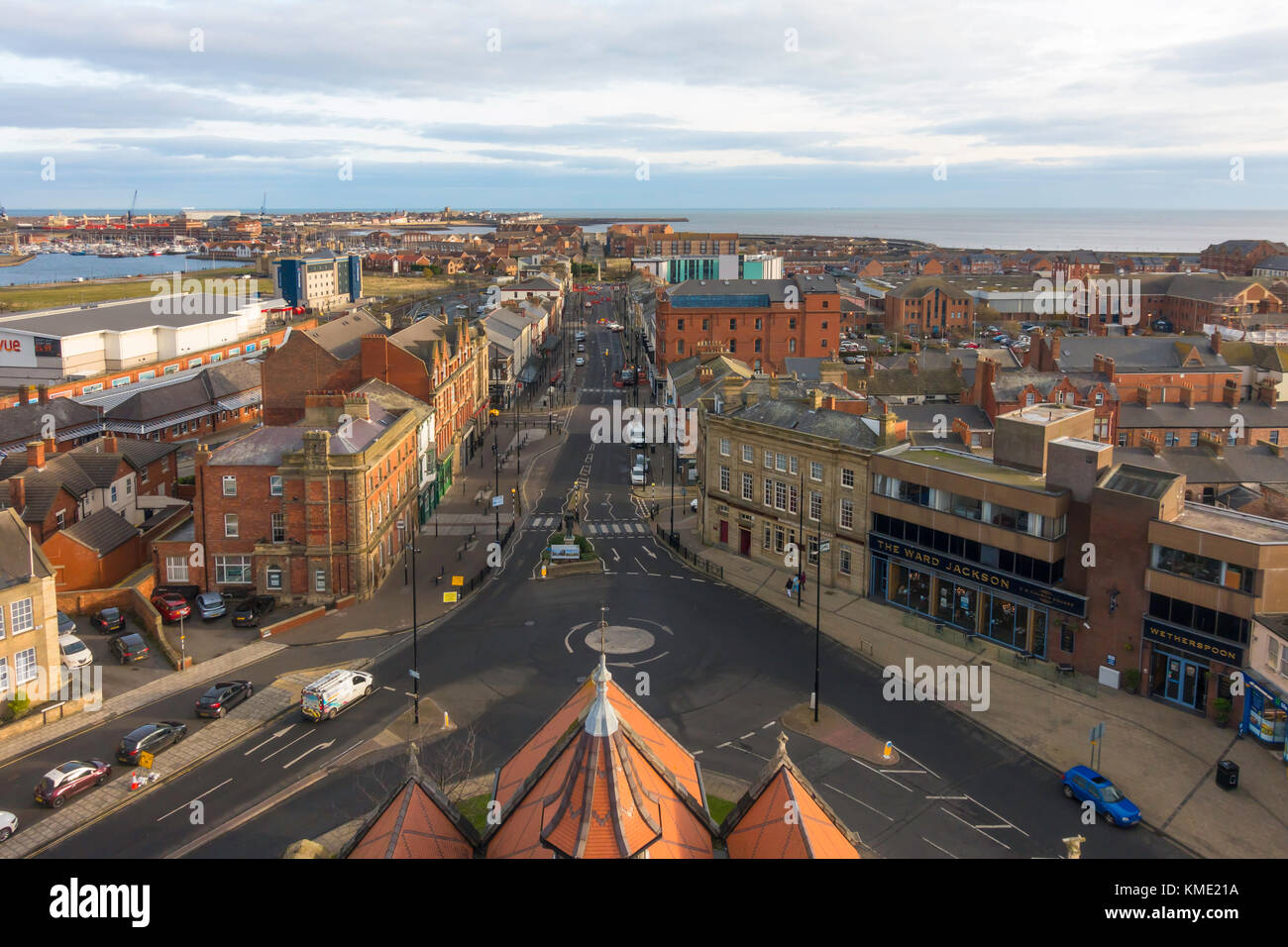 Hartlepool dans une vue vers l'est vers le bas la rue de l'église de la tour de la galerie d'art d'un bâtiment Victorien, anciennement l'Église du Christ Banque D'Images