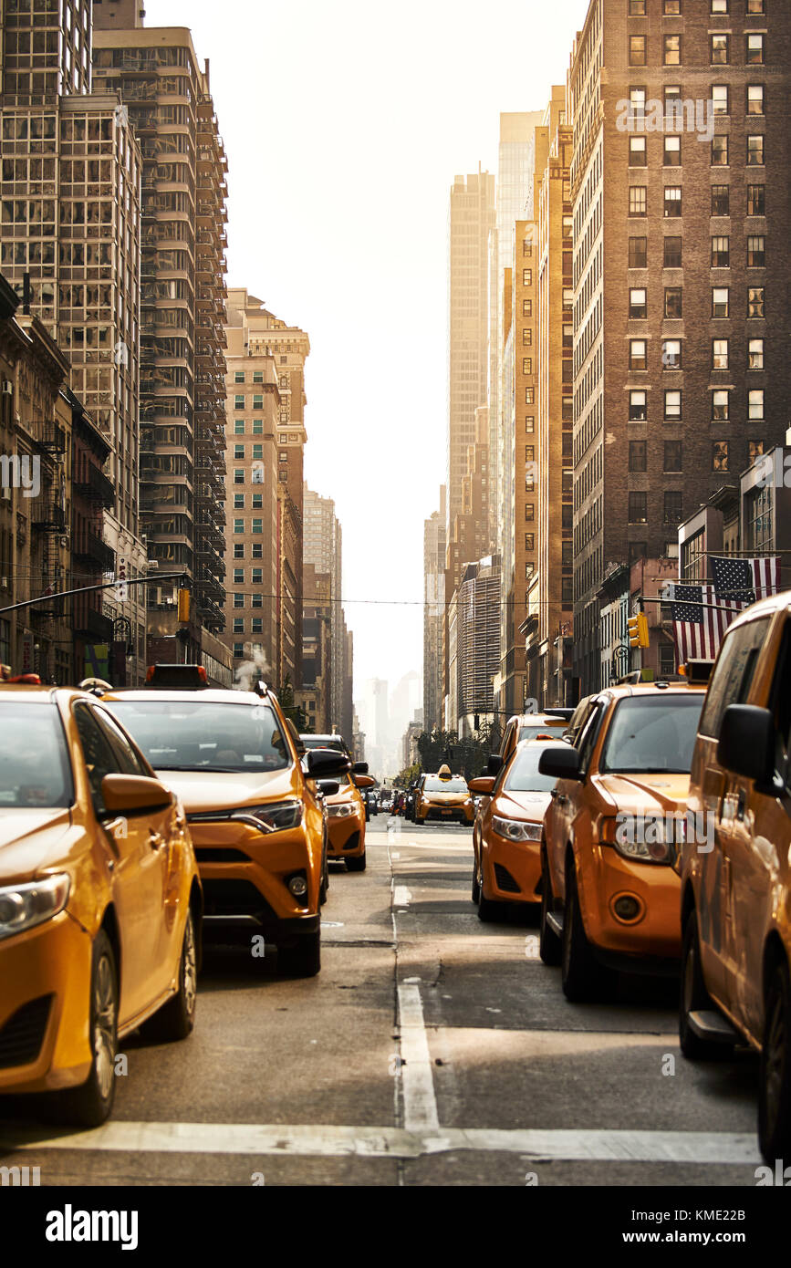 Les taxis jaunes en heures de pointe sur la rue de new york en lumière chaude. Banque D'Images