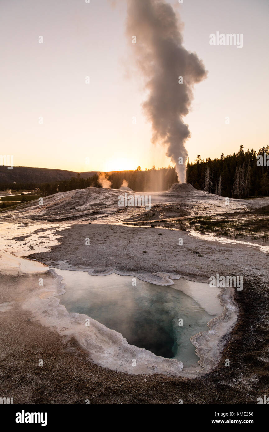 Le lion geyser éclate au coucher du soleil en face de la piscine du printemps coeur dans le coin supérieur geyser basin dans le parc national de Yellowstone, le 24 juin 2017 dans le Wyoming. (Photo de jacob w. Frank via planetpix) Banque D'Images