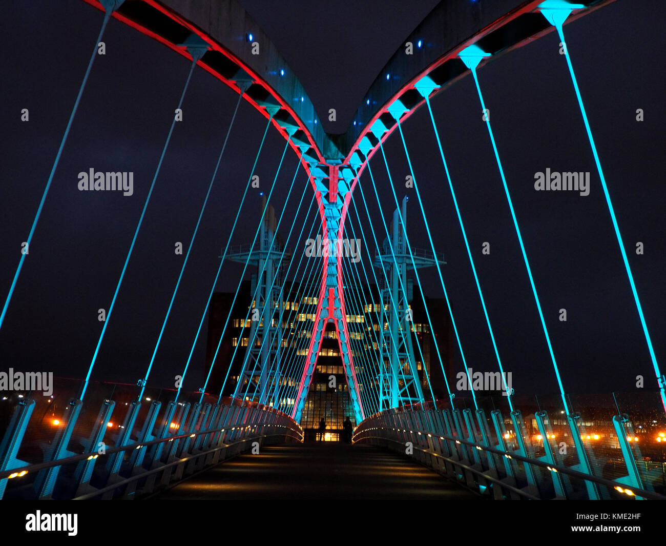 L'affichage lumineux en constante évolution sur le pont Lowry aka Millennium Bridge, Lowry Arts Centre, Salford Quays, Salford, Manchester, UK Banque D'Images