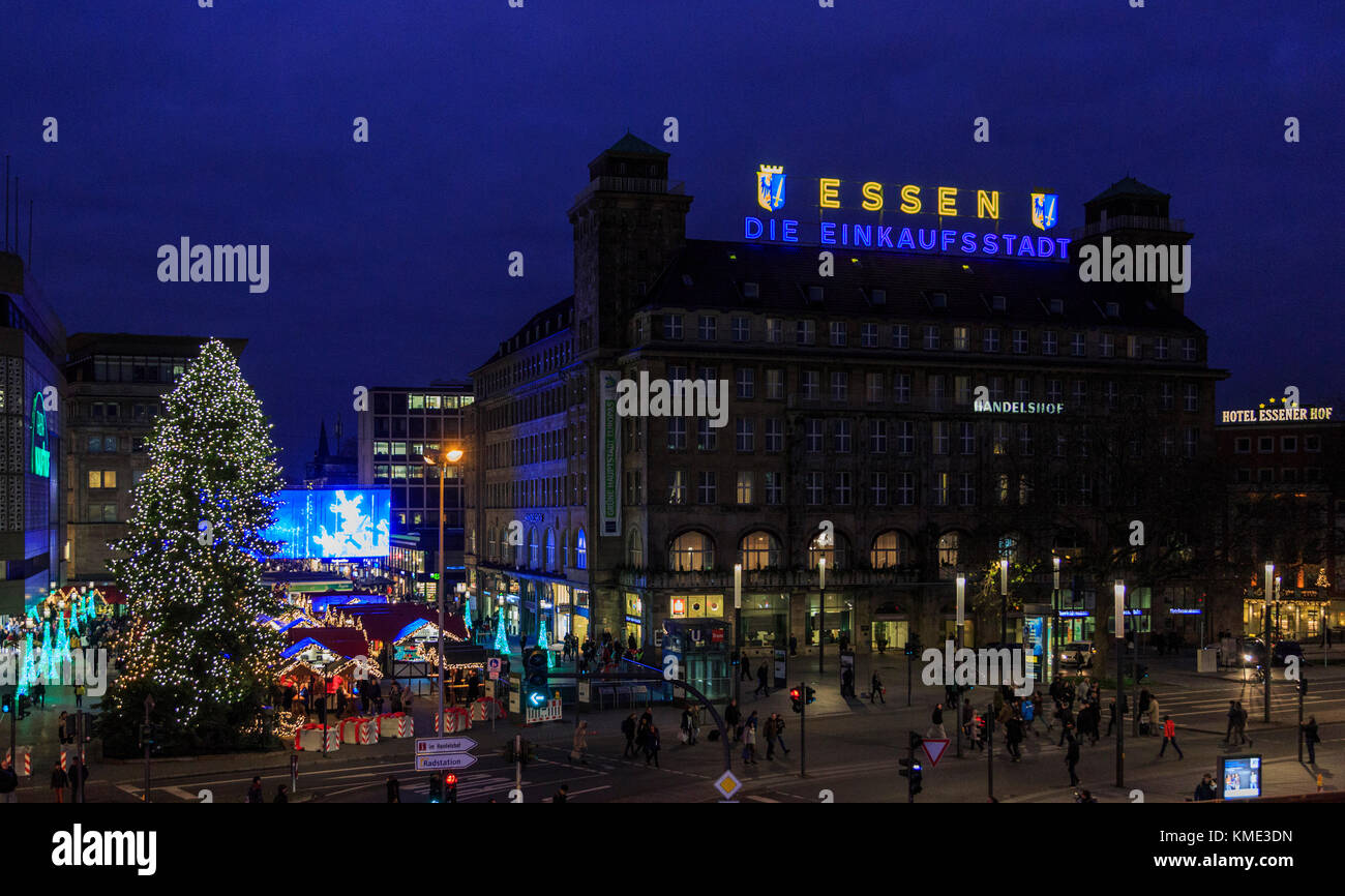 Marché de Noël à Willy-Brand-Platz avec Hotel Handelshof dans le centre-ville de Essen, Allemagne Banque D'Images