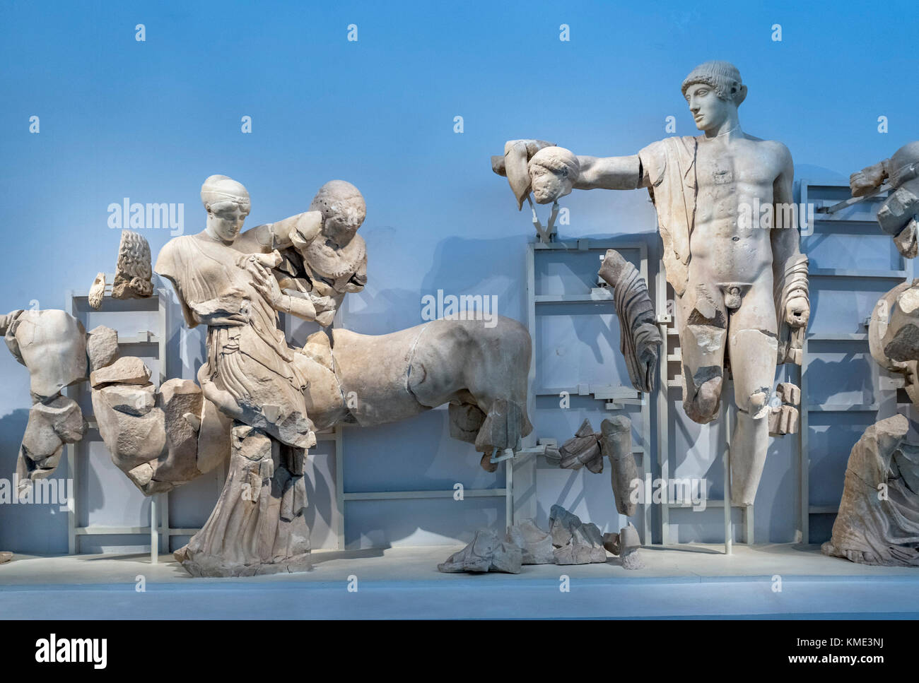 Sculptures du fronton ouest du Temple de Zeus, le Musée Archéologique d'Olympie, Olympia, Pelopponese, Grèce Banque D'Images