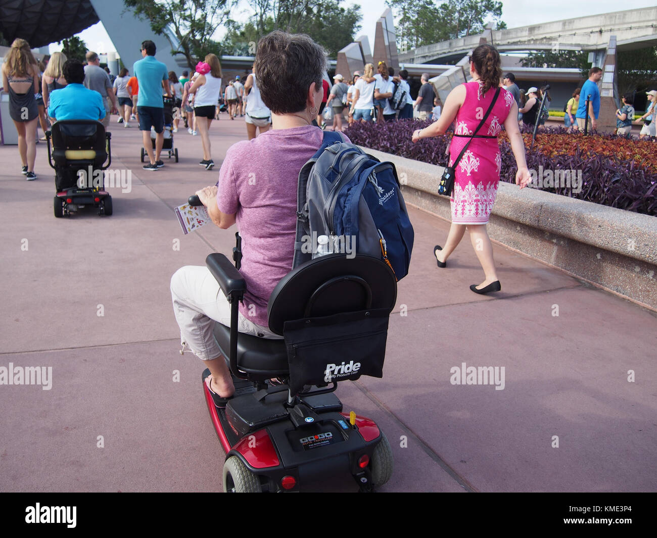 Femme handicapée avec scooter à Disneyworld, en Floride, USA © katharine andriotis Banque D'Images