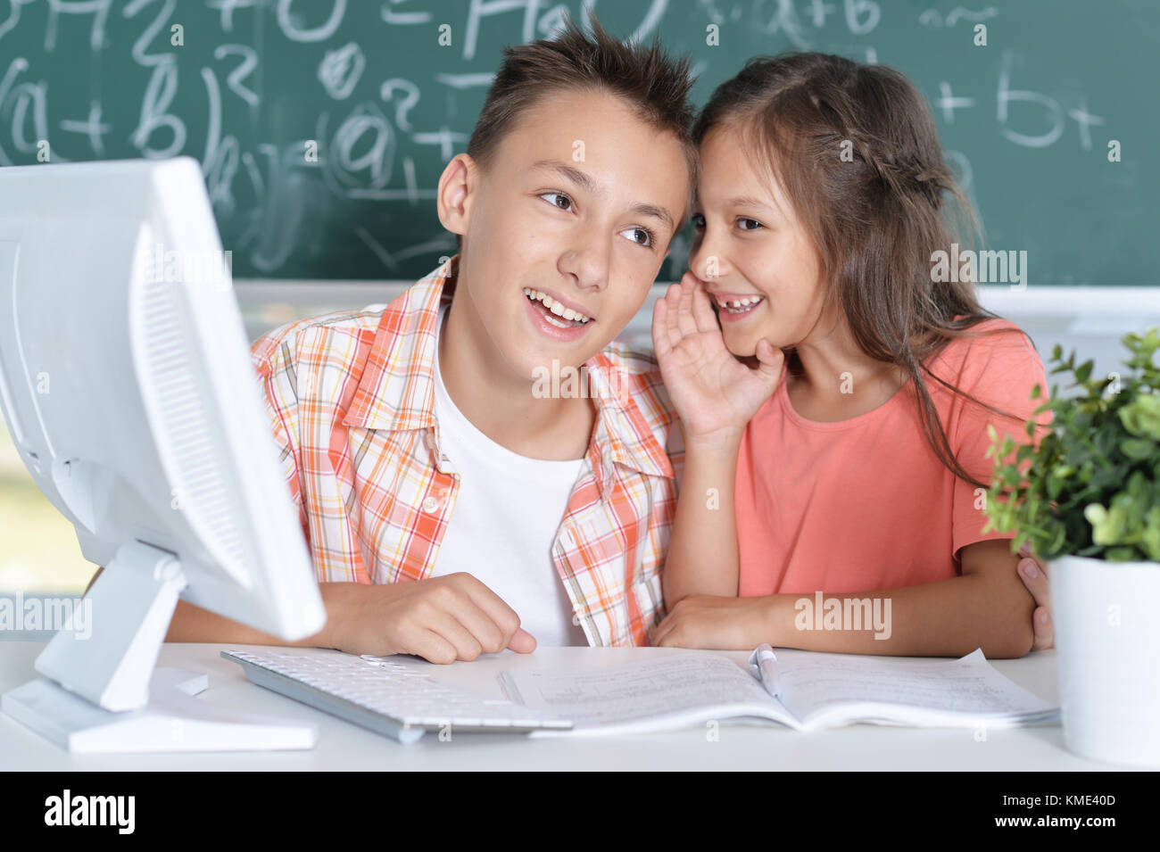 Deux élèves travaillent ensemble Banque D'Images