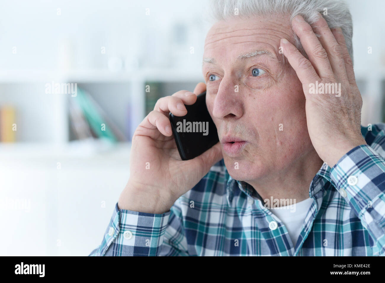Phonel senior à la maison Banque D'Images
