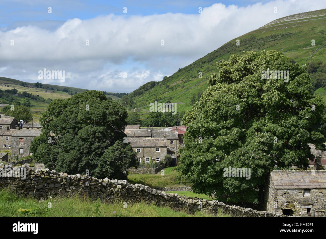 Thwaite dans Swaledale sur le Pennine Way avec Kisdon sur le droit à l'égard Angram. Yorkshire Dales National Park, Yorkshire, Royaume-Uni Banque D'Images