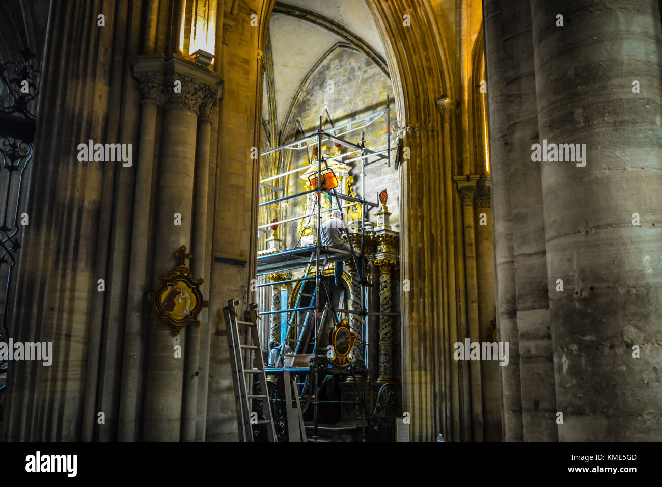 Restauration et rénovation l'historien d'art religieux à partir d'un échafaudage au quartier gothique de la cathédrale de Bayeux en France Banque D'Images