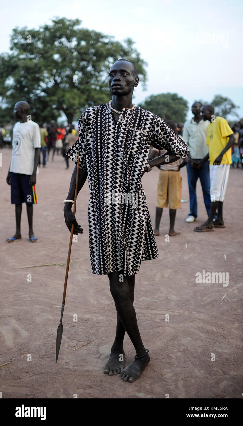 Soudan du Sud, l'état des lacs, village Mapourdit, Dinka célèbrent la fête des moissons , homme posant avec robe et spear/ SUED-région de Bahr el Ghazal au Soudan , l'état des lacs, Dorf Mapourdit , feiern Dinka, posierender Erntedankfest ein Mann mit und Kleid Speer Banque D'Images