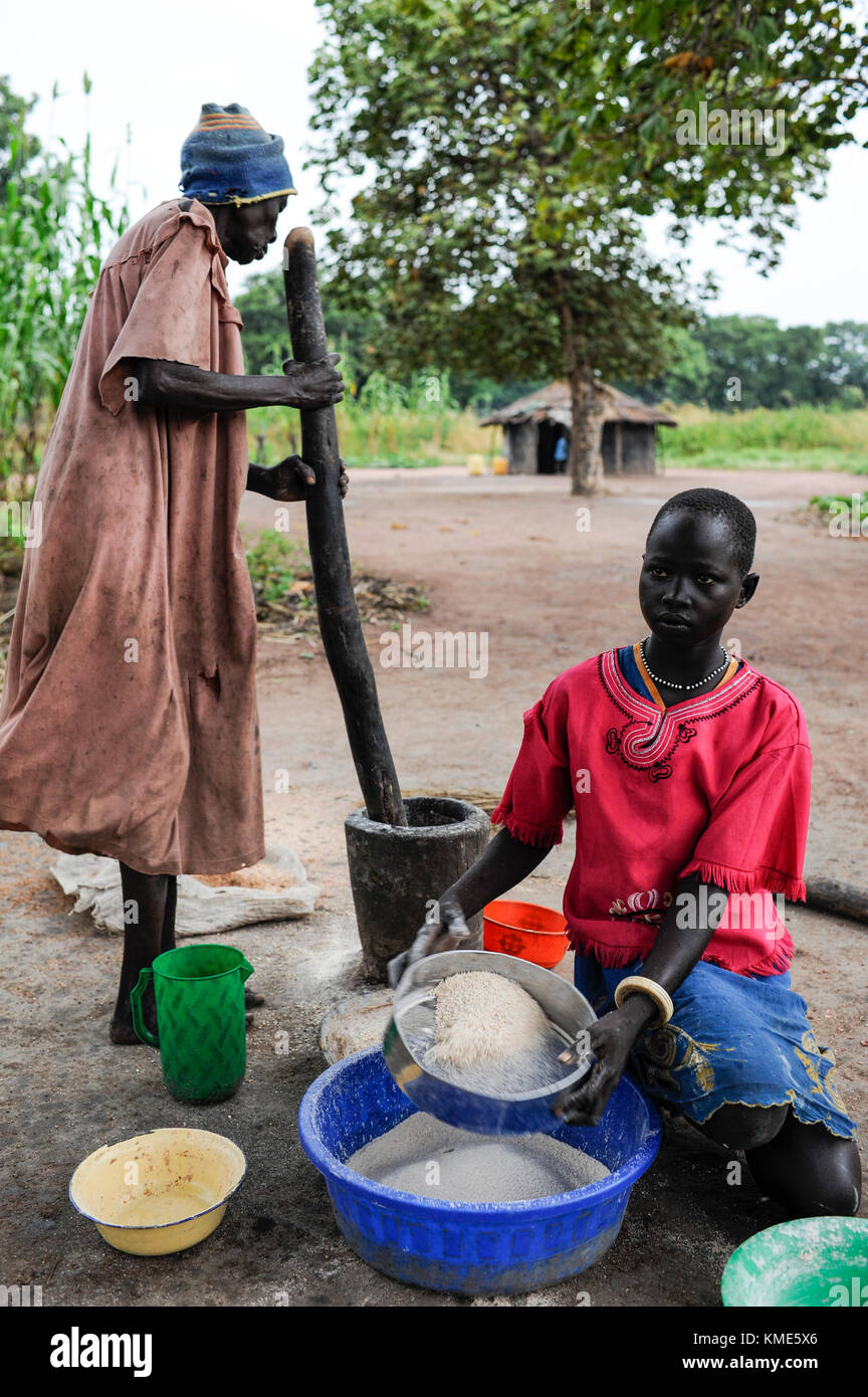 Soudan du Sud, l'état des lacs, Mapuordit village dinka, les femmes avec des mortiers et des grilles de la farine de maïs / SUED-soudan, Bahr el Ghazal regio , l'état des lacs, Dorf Mapuordit, Dinka Frau mit du faisan bereitet Mais Mehl zu Banque D'Images