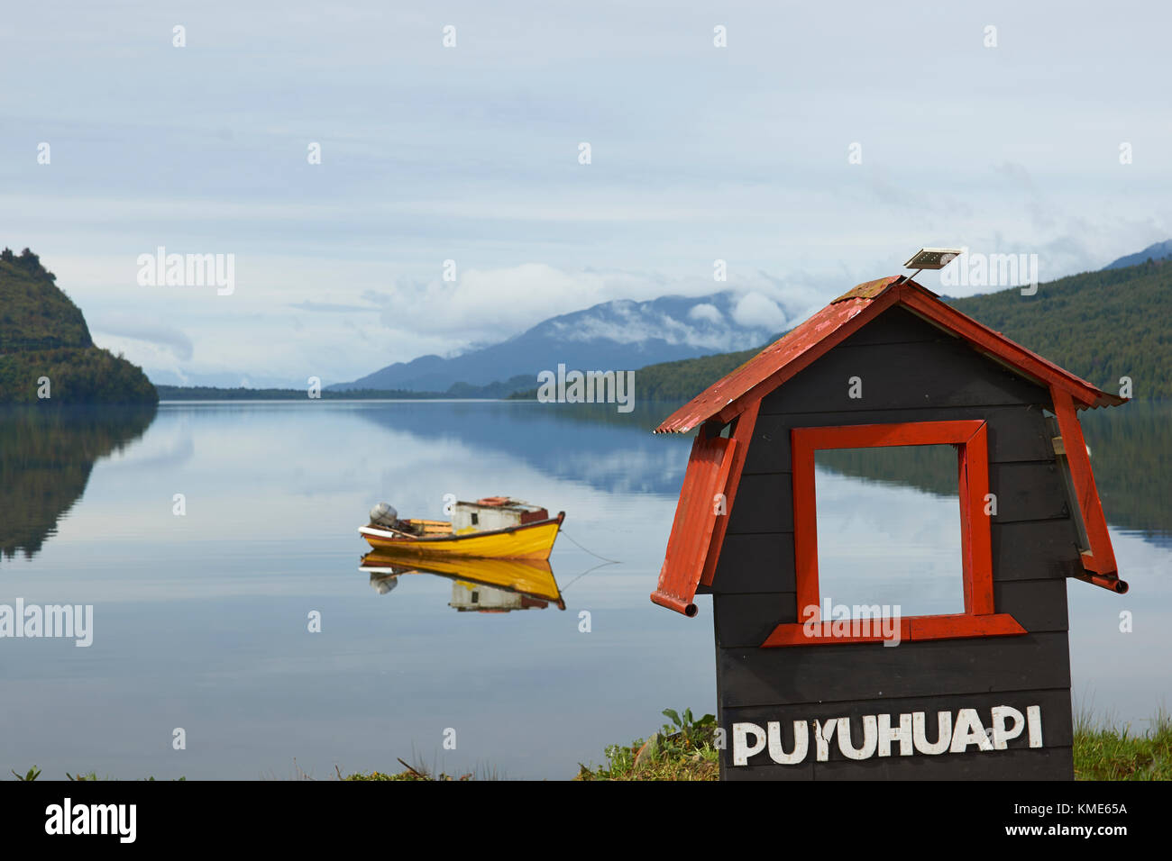 Petit bateau amarré sur les eaux calmes d'un loch de mer à Puyuhuapi, une petite ville sur la Carretera Austral dans le nord de la Patagonie, au Chili. Banque D'Images