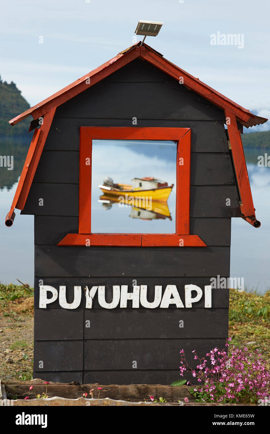 Petit bateau amarré sur les eaux calmes d'un loch de mer à Puyuhuapi, une petite ville sur la Carretera Austral dans le nord de la Patagonie, au Chili. Banque D'Images