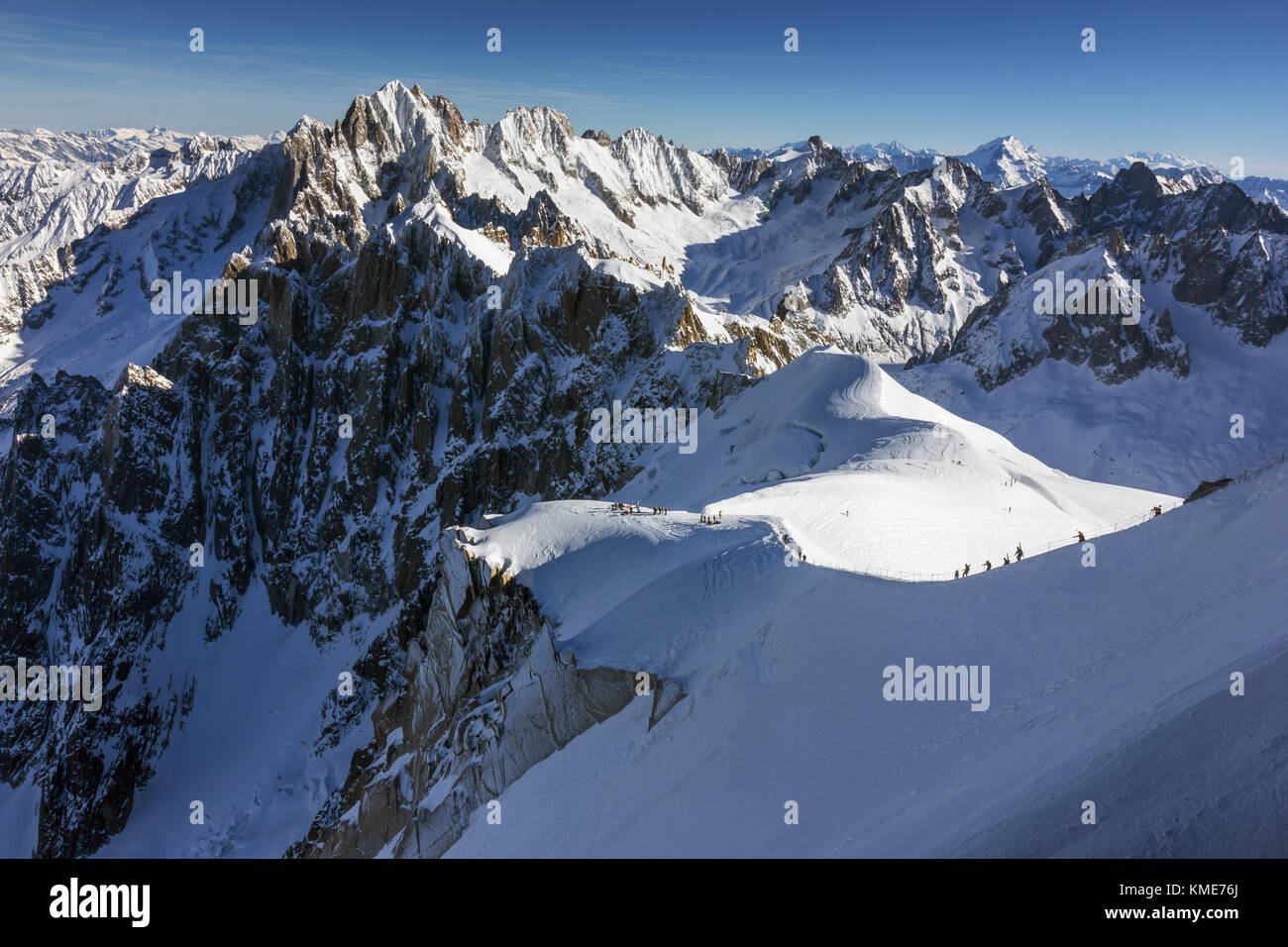 Skieurs au début de la célèbre piste de ski hors-piste, la vallée blanche, mont blanc, france Banque D'Images