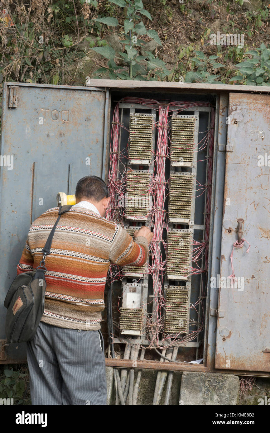 Technicien en télécommunications fonctionne sur lignes téléphoniques dans rue téléphone branchement fort à Mcleod Ganj inde Banque D'Images