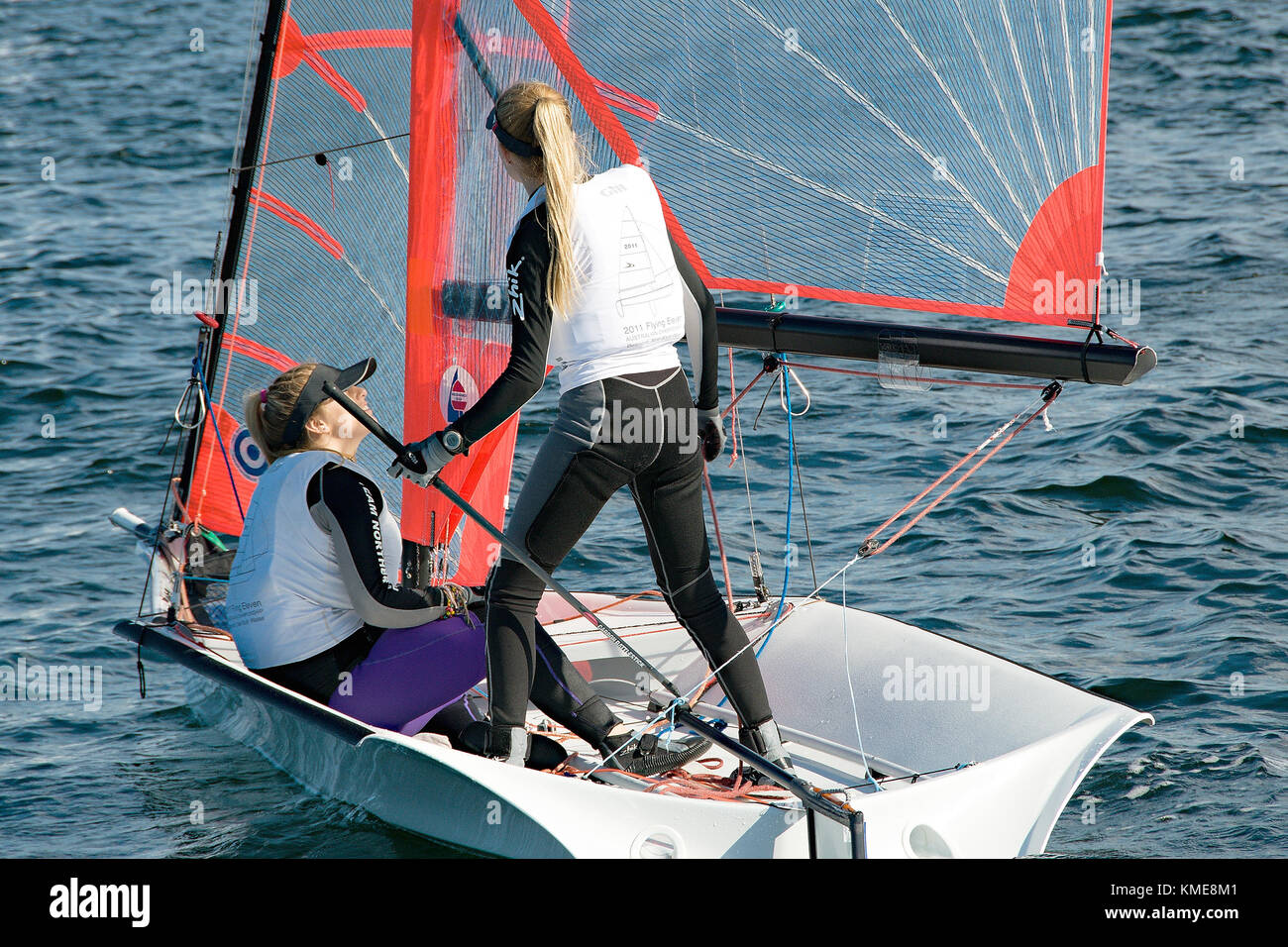 Les enfants de la voile, courses de voile légère couleur passionnante action entre notre yacht des marins de demain sur le pittoresque lac Macquarie. Banque D'Images