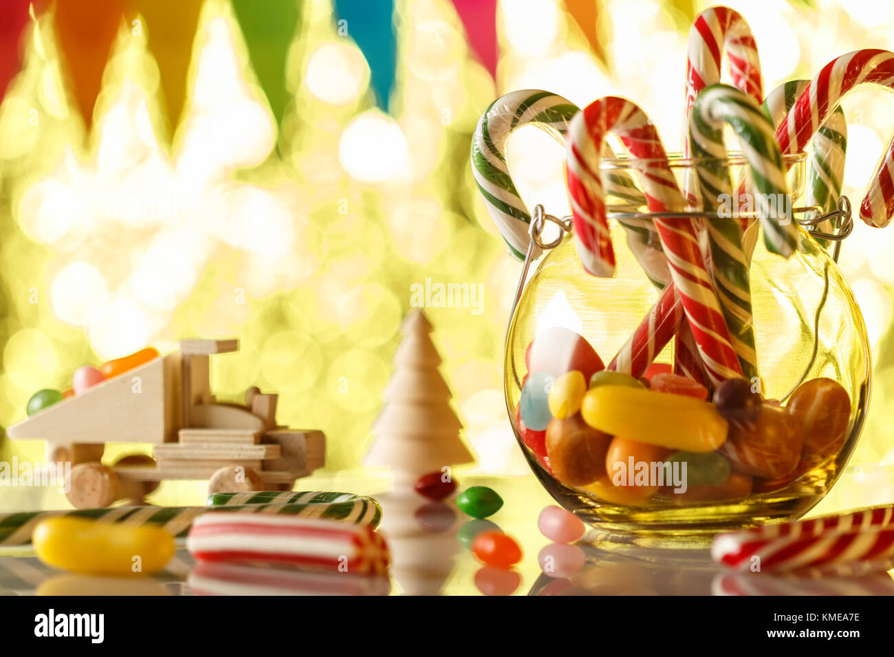 Caramel de canne, dans un bocal en verre. Le tout pour une douce belle maison de vacances pour enfants.. carte de vœux prêt. Banque D'Images