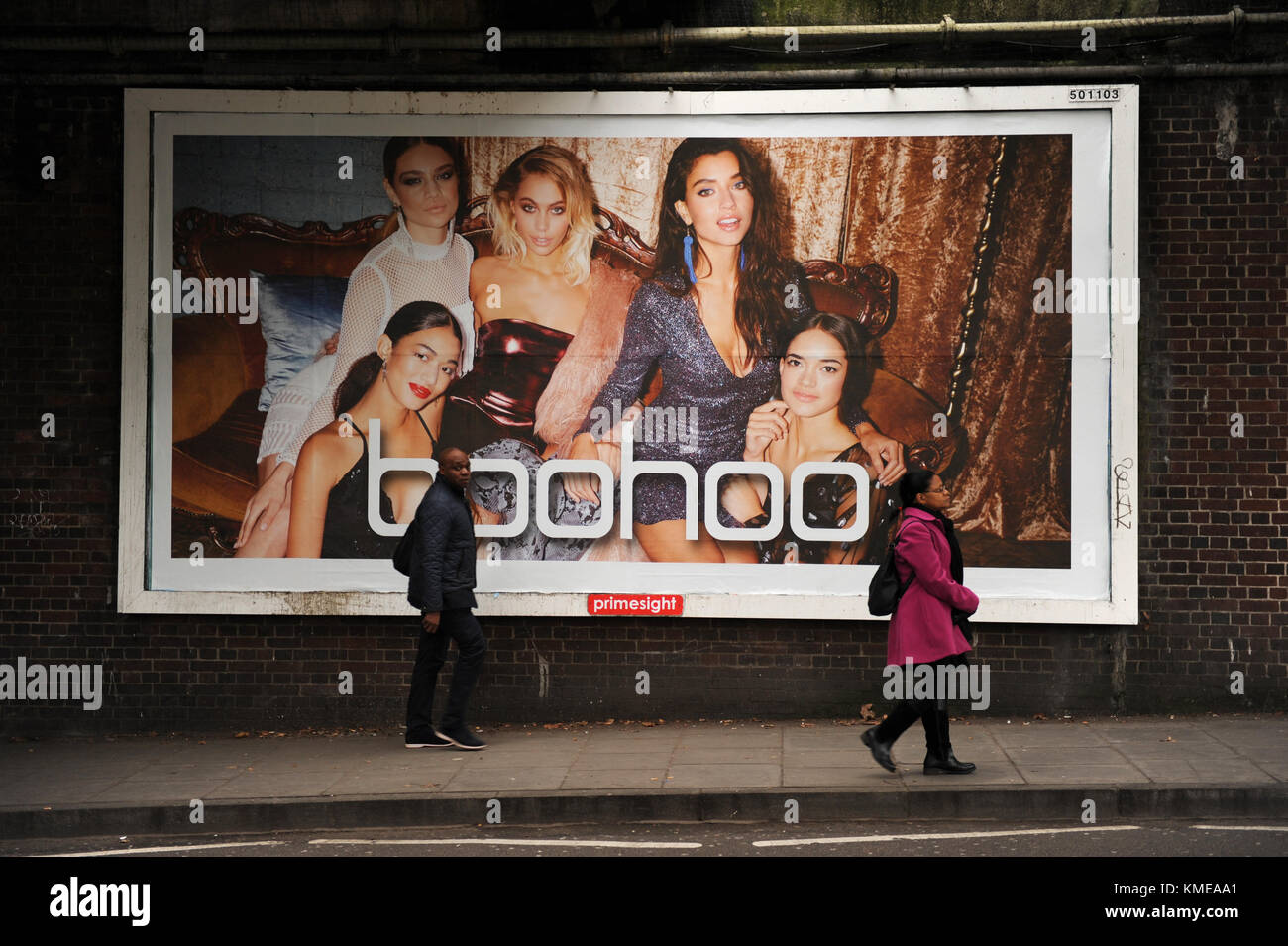 Une affiche publicitaire pour la boutique en ligne boohoo dans East Finchley, London Banque D'Images