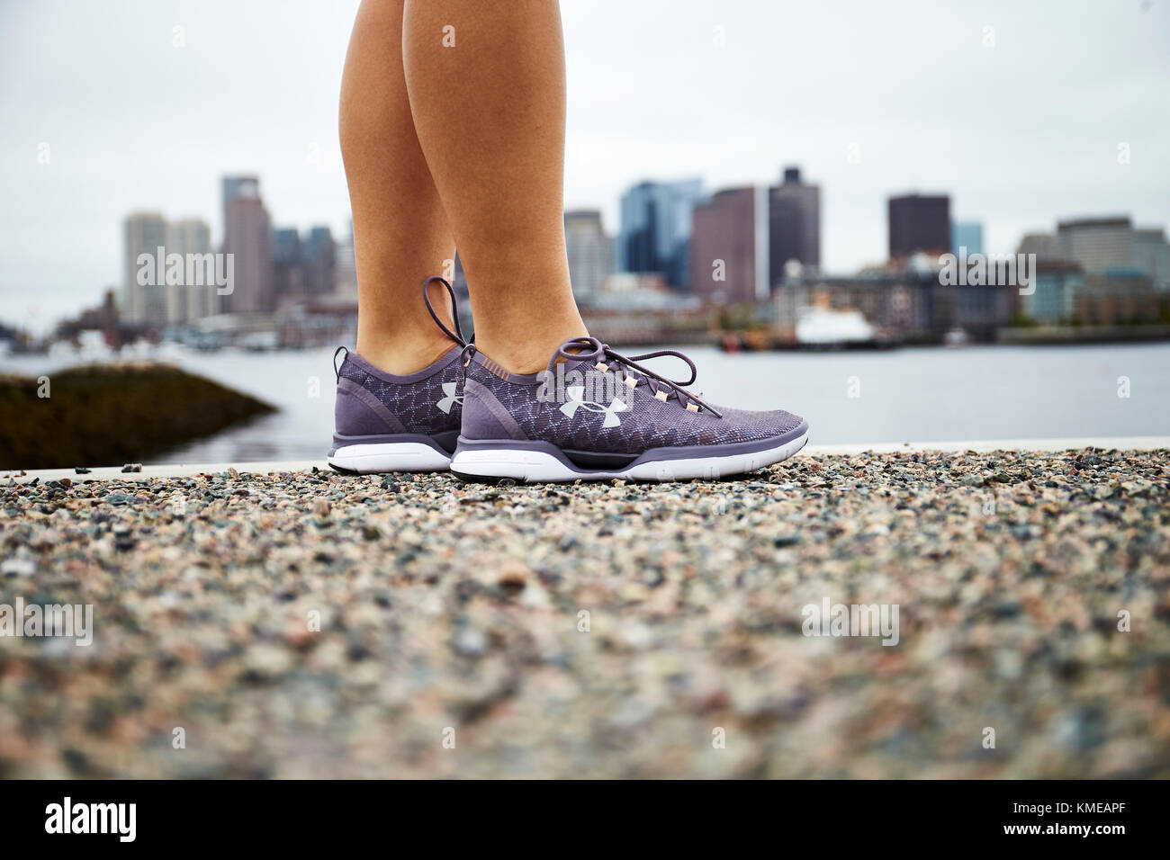 Un gros plan d'une paire de chaussures de running Under Armor. Banque D'Images