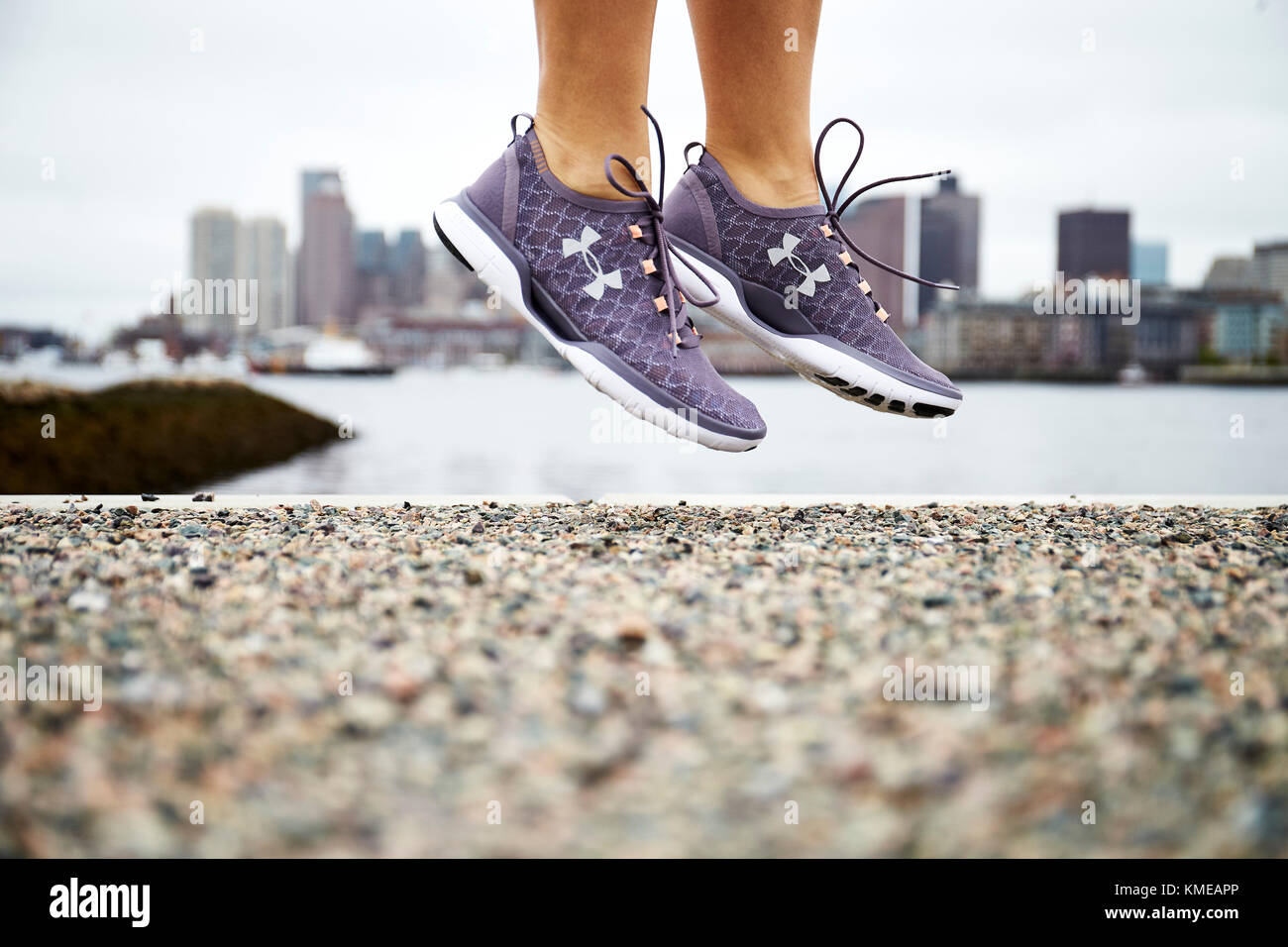 Un gros plan d'une paire de chaussures de running Under Armor. Banque D'Images