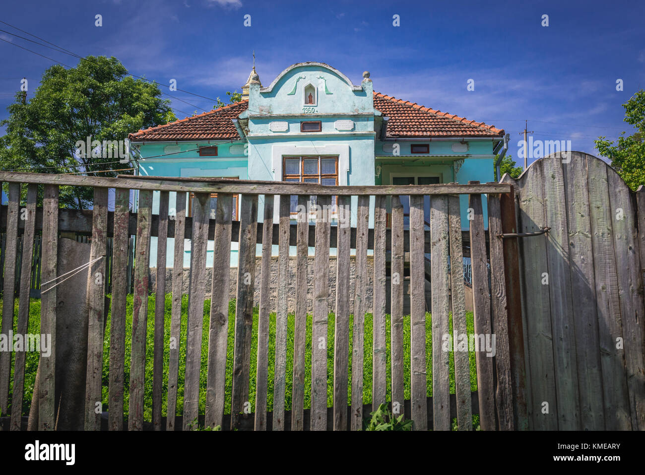 Maison typique dans Ugrin (ou Uhryn), petit village de Chortkiv, oblast de Ternopil en Ukraine occidentale Banque D'Images