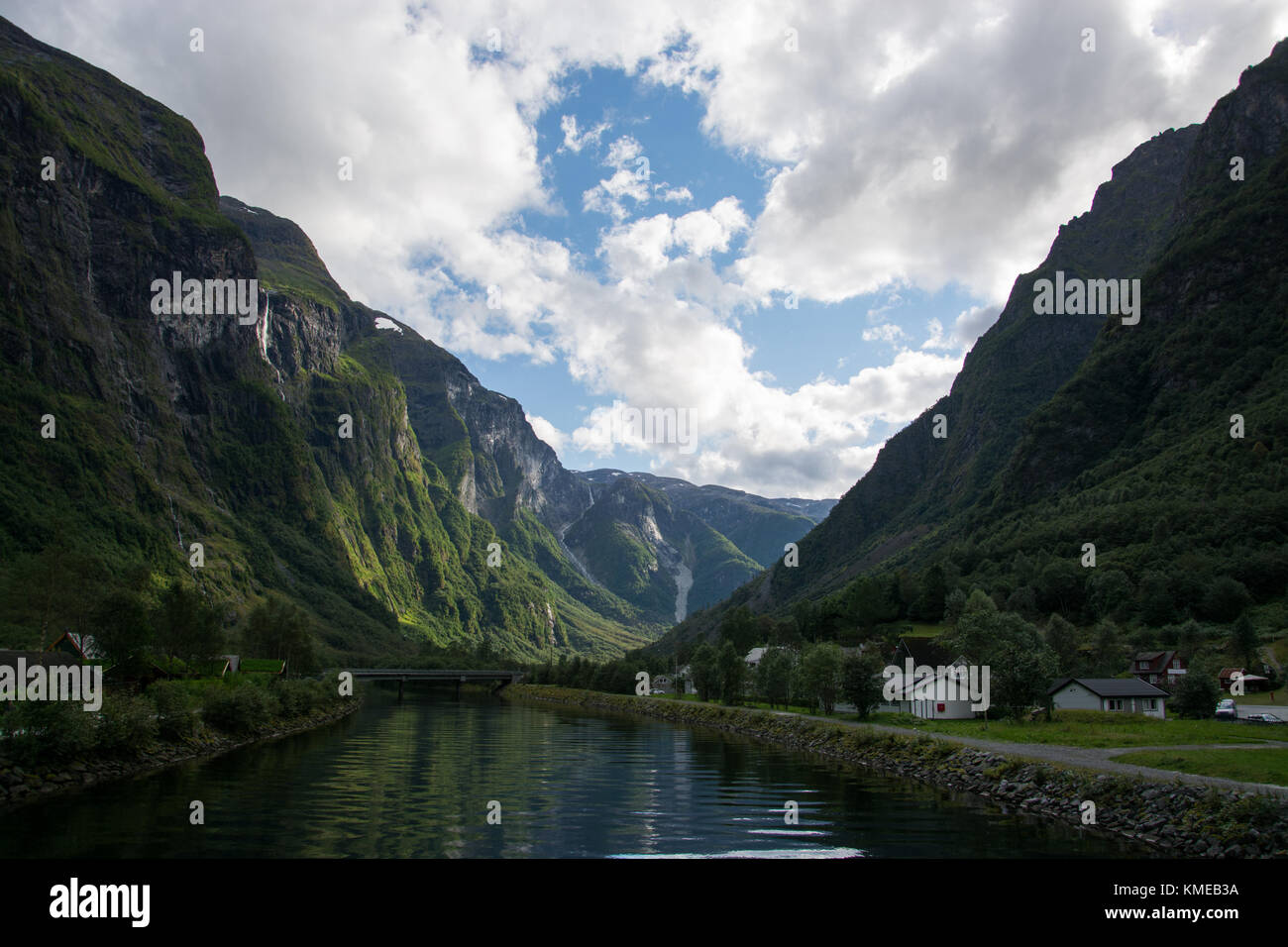 Gudvangen est un village de la municipalité d'Aurland dans le comté de Sogn og Fjordane, en Norvège. Banque D'Images