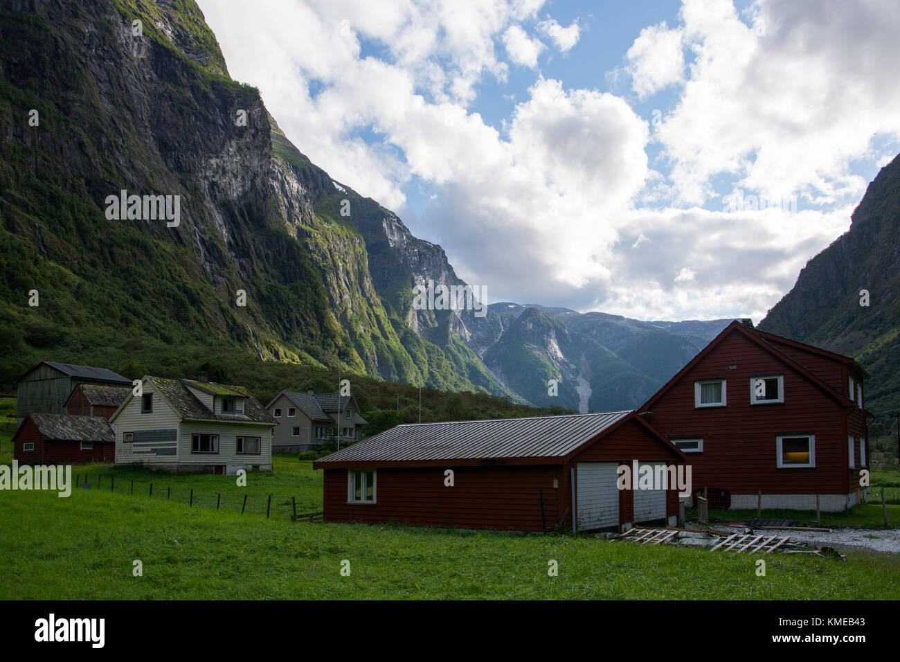 Gudvangen est un village de la municipalité d'Aurland dans le comté de Sogn og Fjordane, en Norvège. Banque D'Images