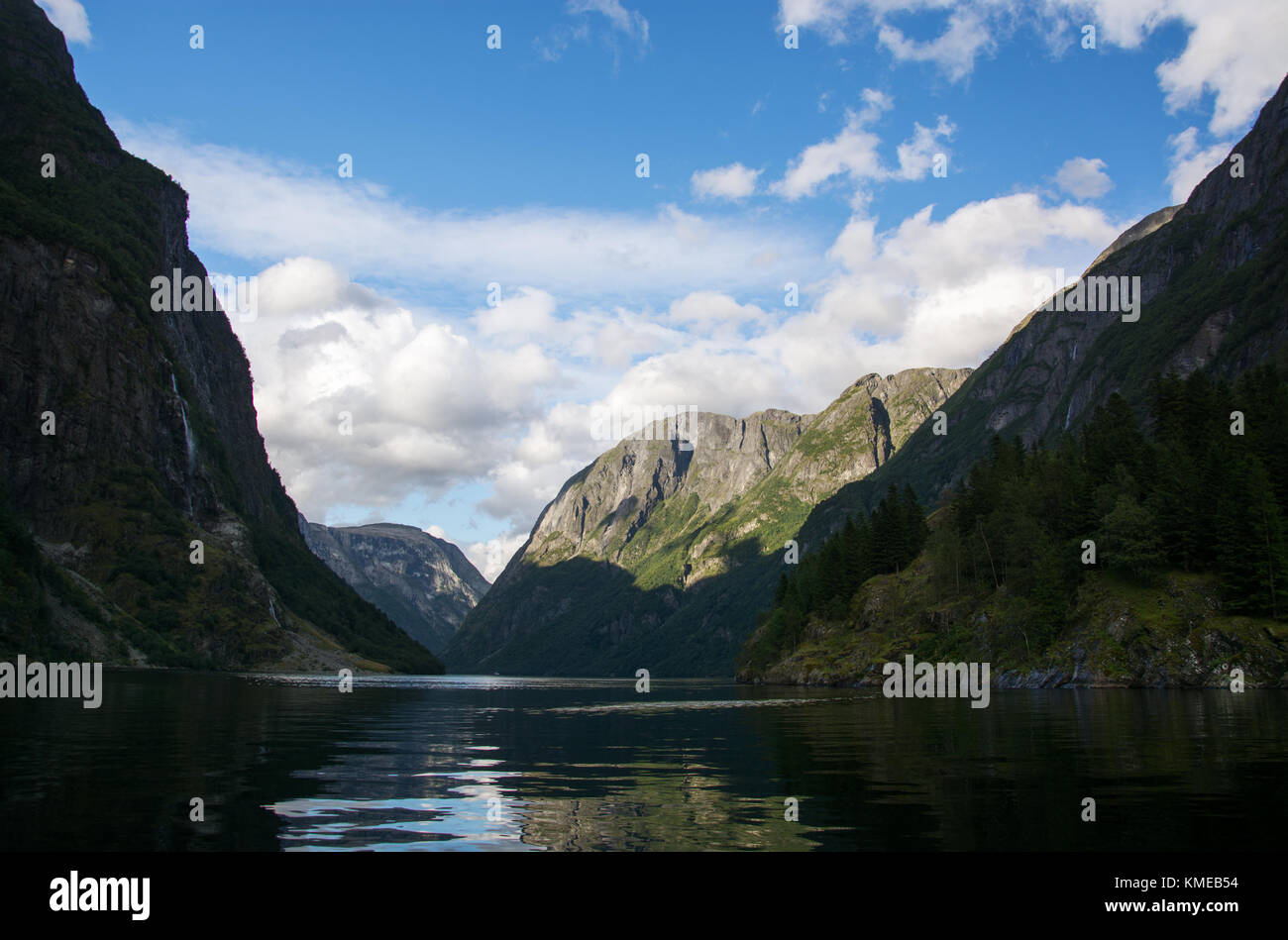 Gudvangen est un village de la municipalité d'Aurland dans le comté de Sogn og Fjordane, en Norvège. Banque D'Images