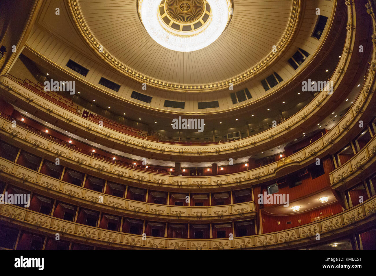 Intérieur de l'Opéra national de Vienne. Wiener Staatsoper produit 50-70 opéras et ballets dans environ 300 performances par an. Vienne, Autriche, Europe Banque D'Images