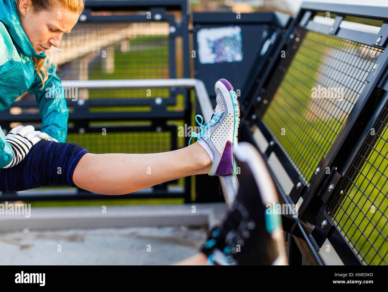 Une coureuse étend son tendon après un emploi près de la Puget Sound à Seattle, WA. Banque D'Images