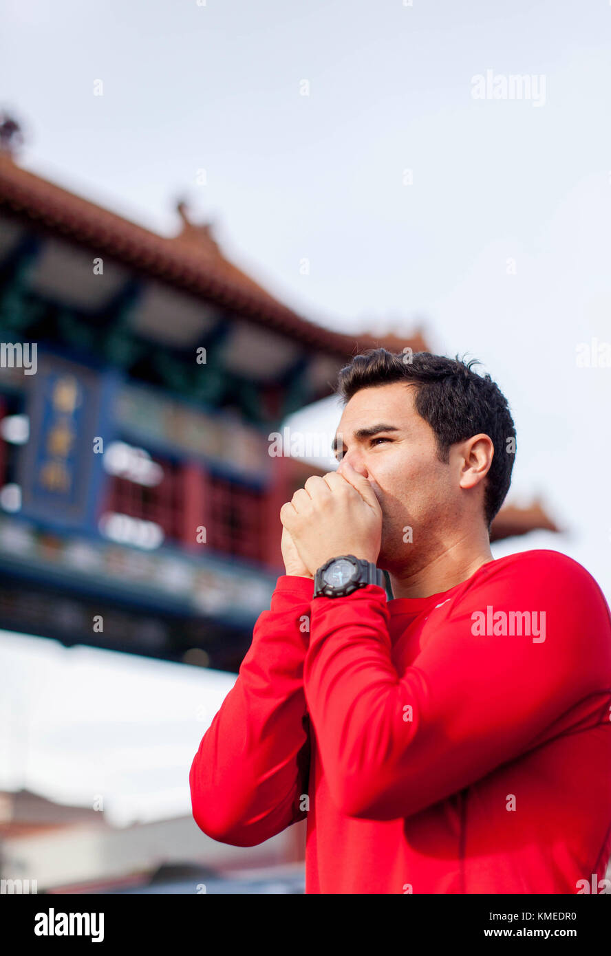 Un runner respirations dans ses mains sur un matin froid à Seattle, WA. Banque D'Images