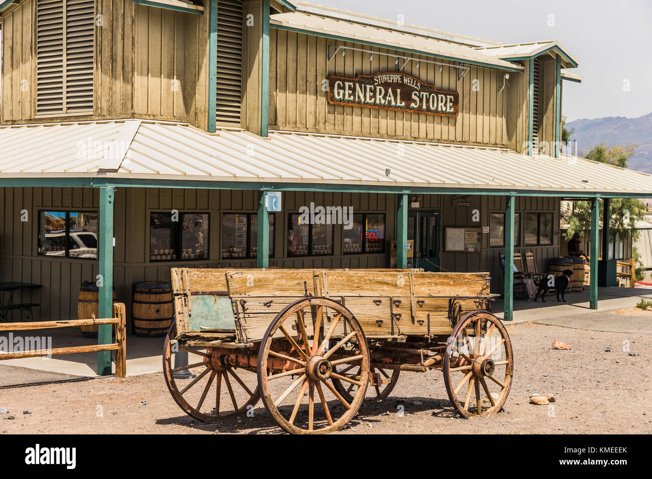 Vieux wagon situé en face du parc national de la Vallée de la mort magasin général, Californie, États-Unis Banque D'Images