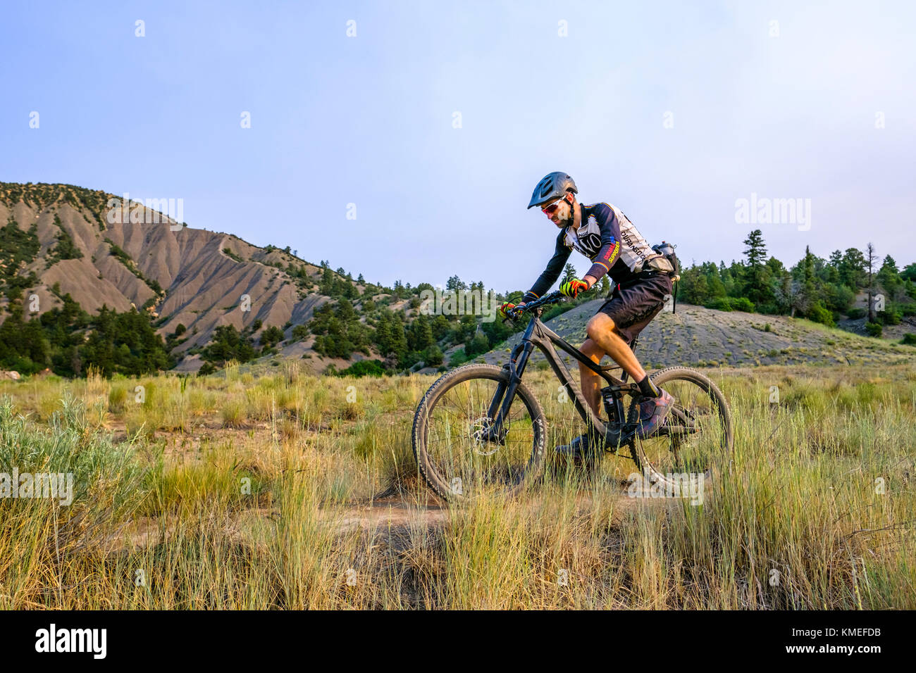 Des promenades en vélo de montagne mâle bas de Hogs Back, près de Durango, Colorado, USA Banque D'Images