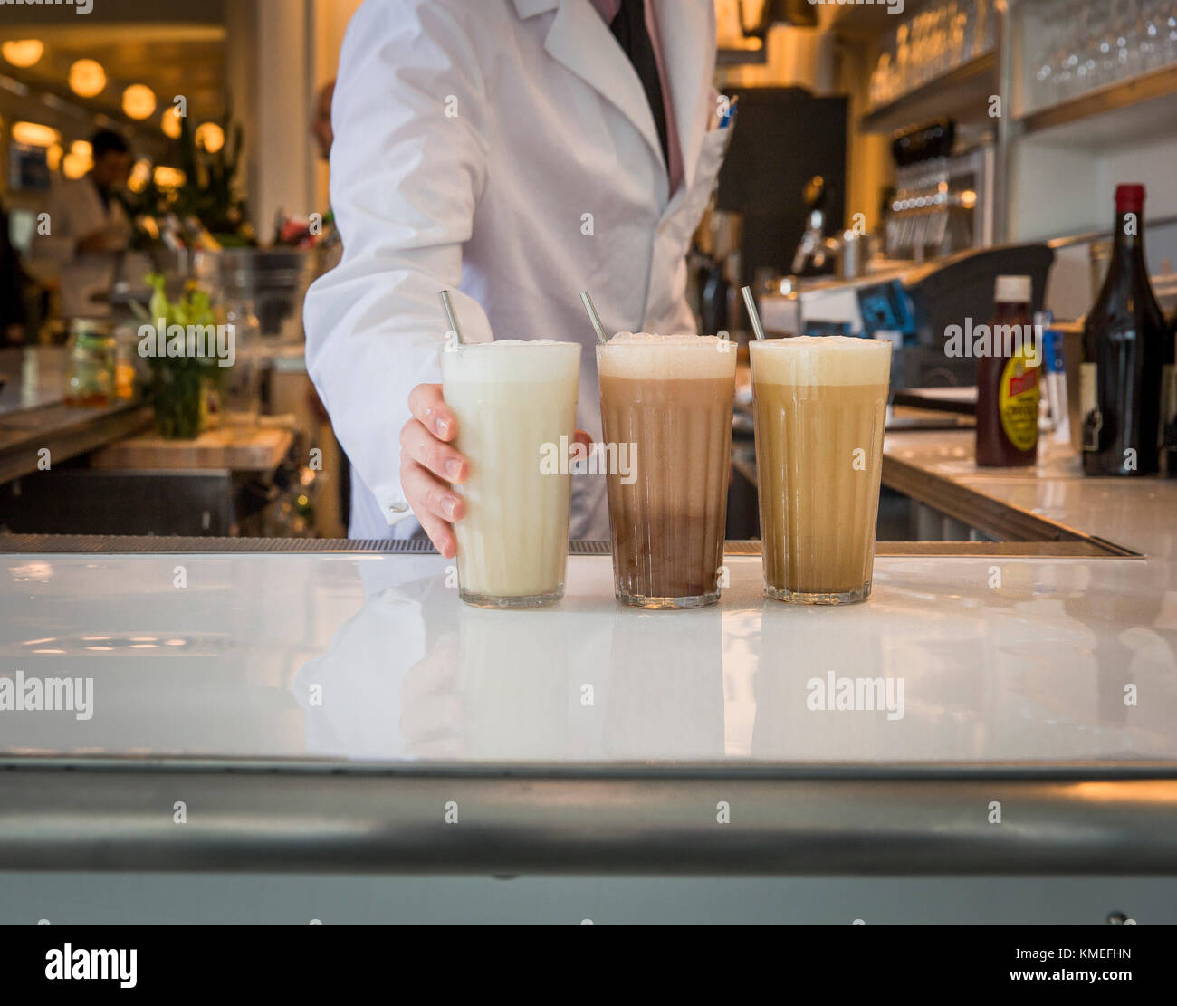 Le barista présente une variété de milk-shakes ou de crèmes aux œufs au bar Comptoir, New York City, États-Unis Banque D'Images
