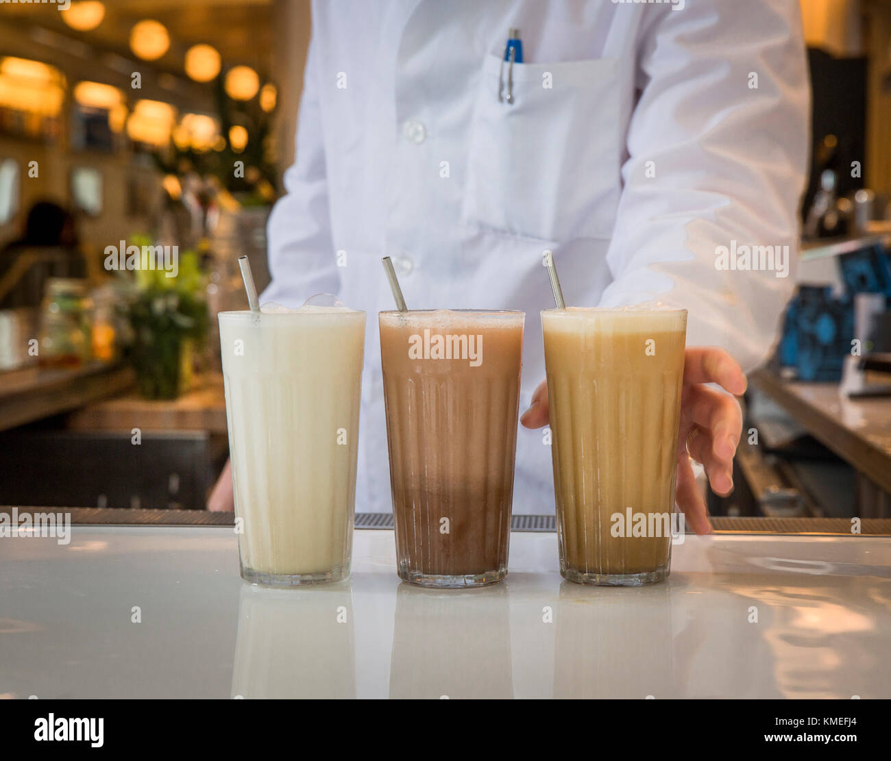 Le barista présente une variété de milk-shakes ou de crèmes aux œufs au bar Comptoir, New York City, États-Unis Banque D'Images