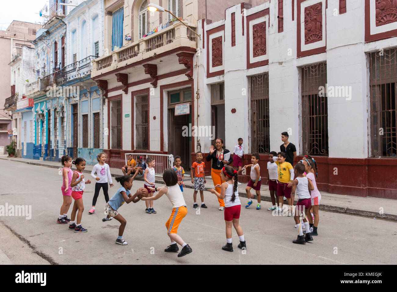 Les écoliers jouent à des jeux dans les rues de la Havane, Cuba. Banque D'Images