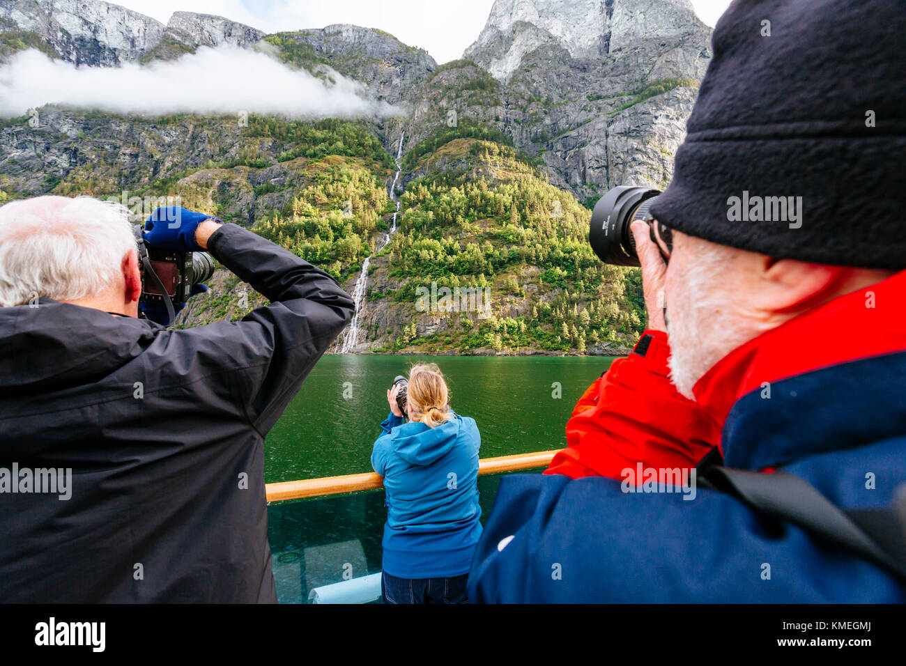 Passagers de navires photographiant la chute d'eau à Naeroyfjord, Sogn og Fjordane, Norvège Banque D'Images