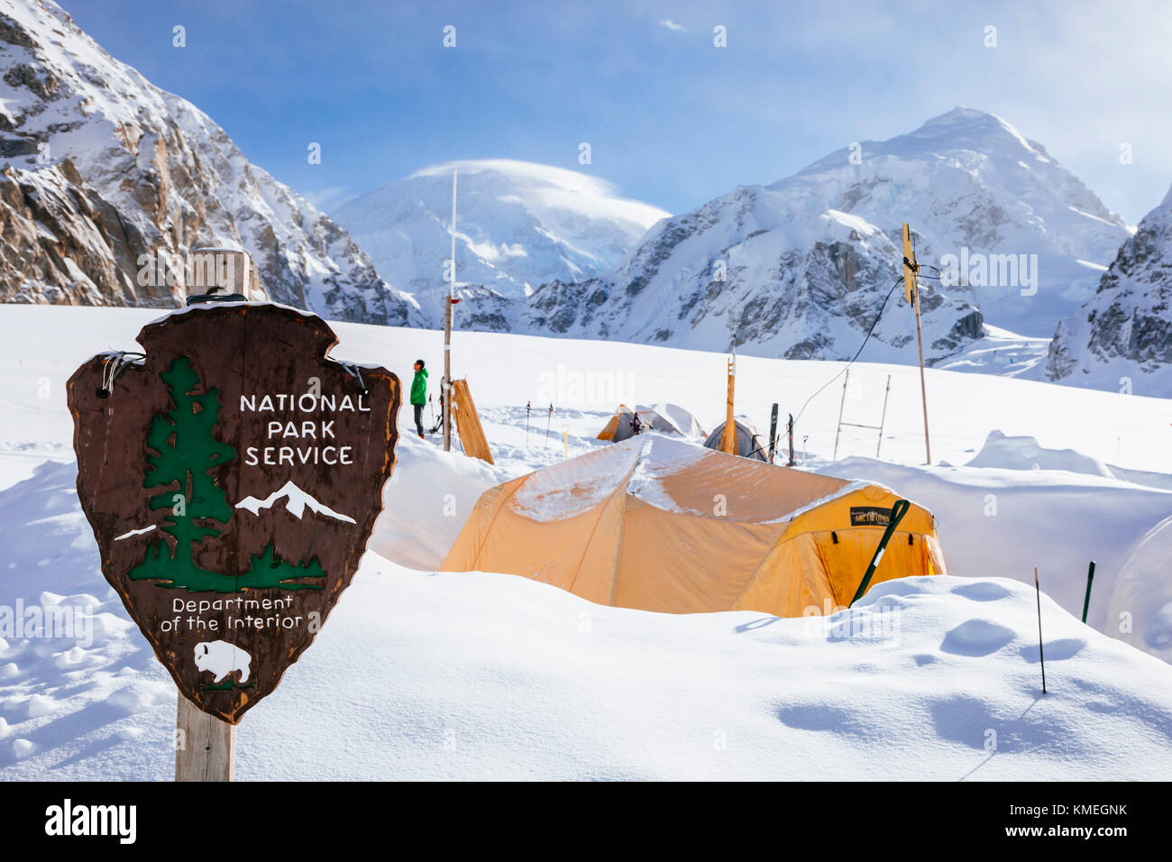 Panneau et tentes au camp de base des gardes-forestiers du National Park Service Sur Denali, parc national Denali, Alaska, États-Unis Banque D'Images