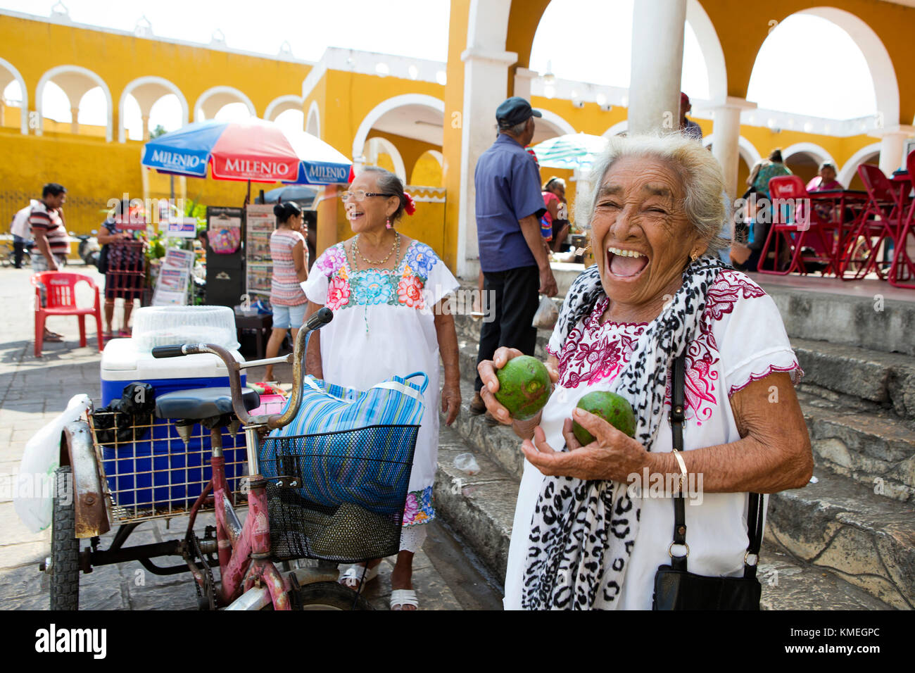 Rire des femmes locales au marché, Izamal, Yucatan, Mexique Banque D'Images