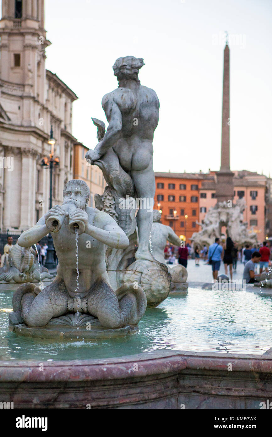 Les touristes et les habitants ont passé une chaude soirée d'été à boire du vin et les gens ont regardé à côté des nombreuses fontaines de Piazza Navona, Rome. Banque D'Images