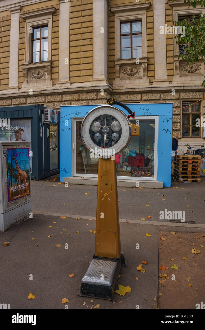 Ancienne balance à monnayeur à Vienne, Autriche pour un usage public Photo  Stock - Alamy