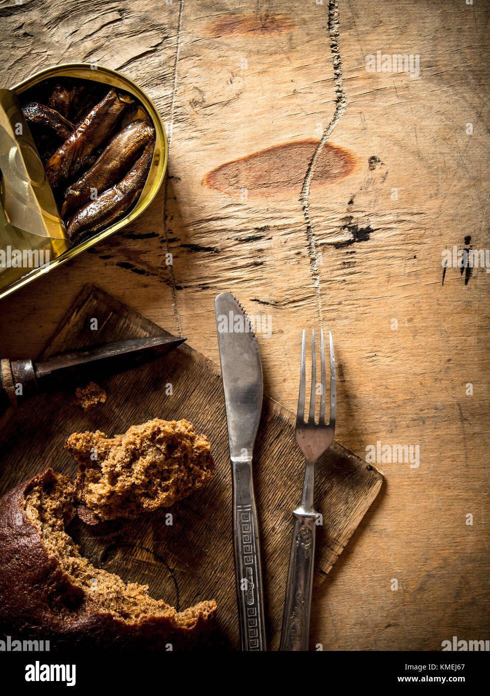 Sprats fumé avec le pain de seigle. sur fond de bois. Banque D'Images
