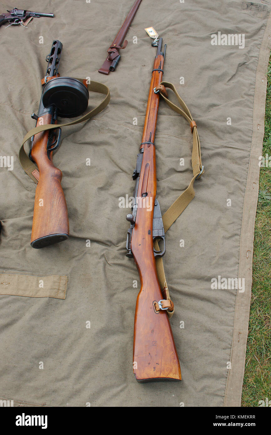 Ère guerre mondiale 2 armes d'infanterie russe historique ; carabine et pistolet mitrailleur. Banque D'Images